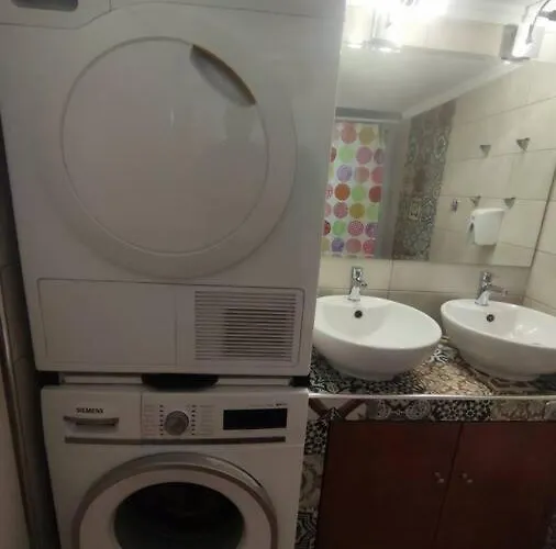 Stylish Modern Maisonette דירה *
